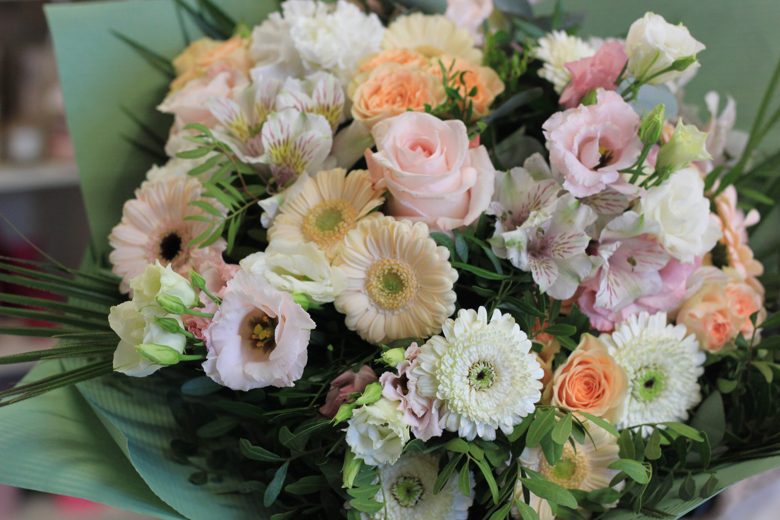 Pasztell árnyalatú csokor, vegyes virágokból