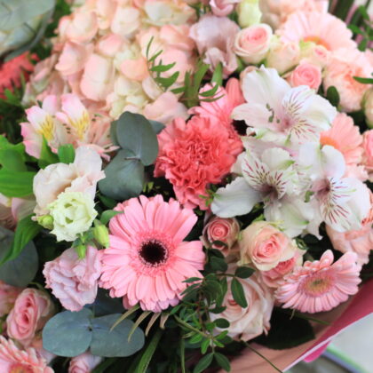 Rózsaszín csokor vegyes virágokból