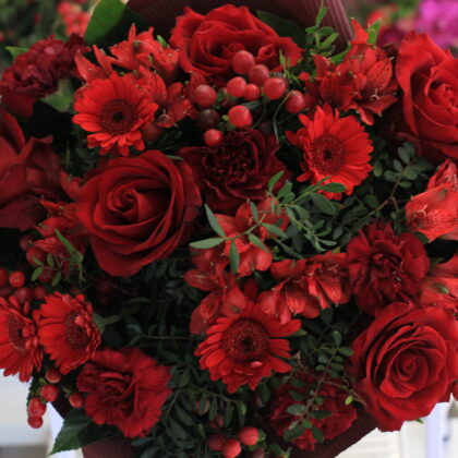 Bordó csokor vegyes virágokból