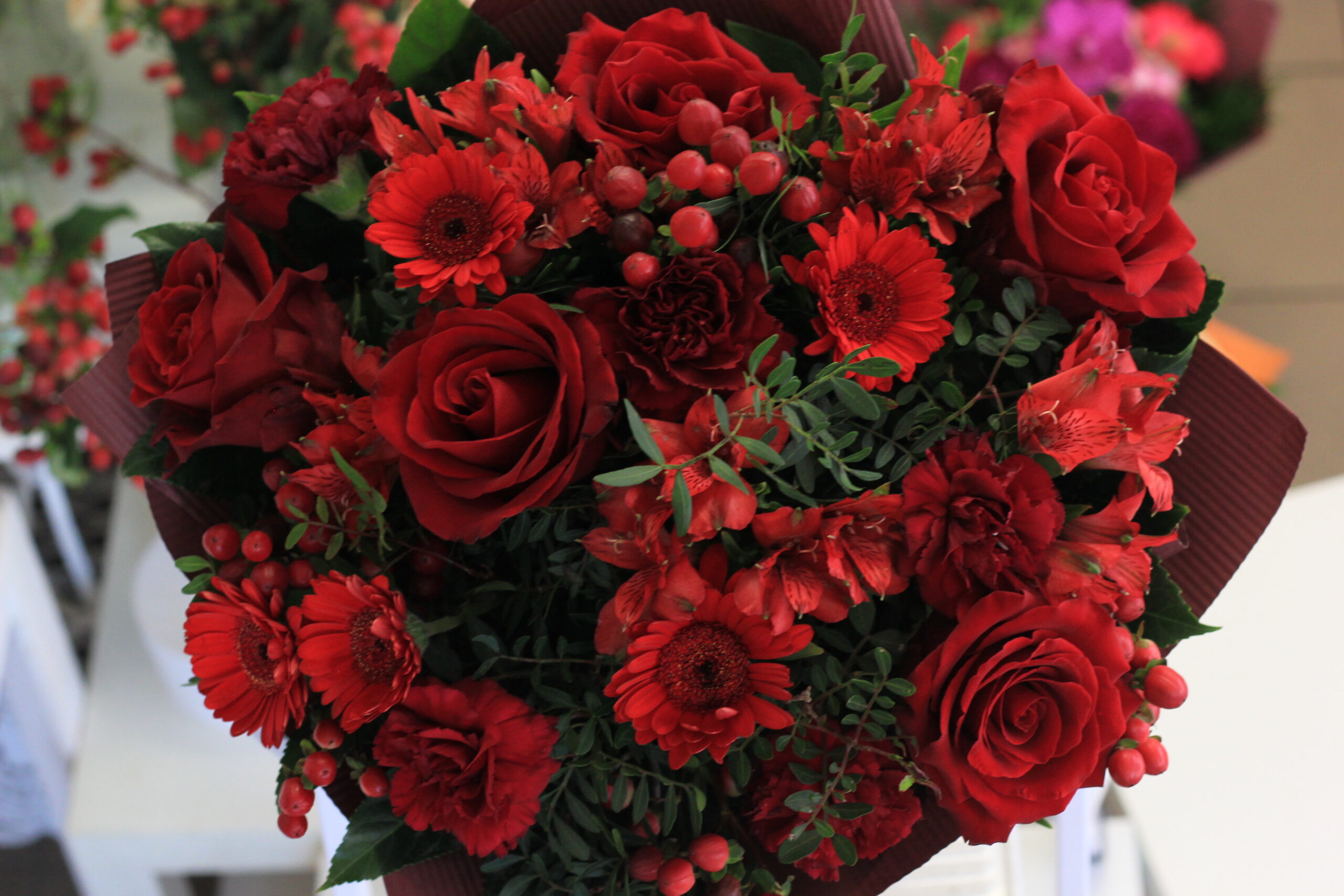 Bordó csokor vegyes virágokból