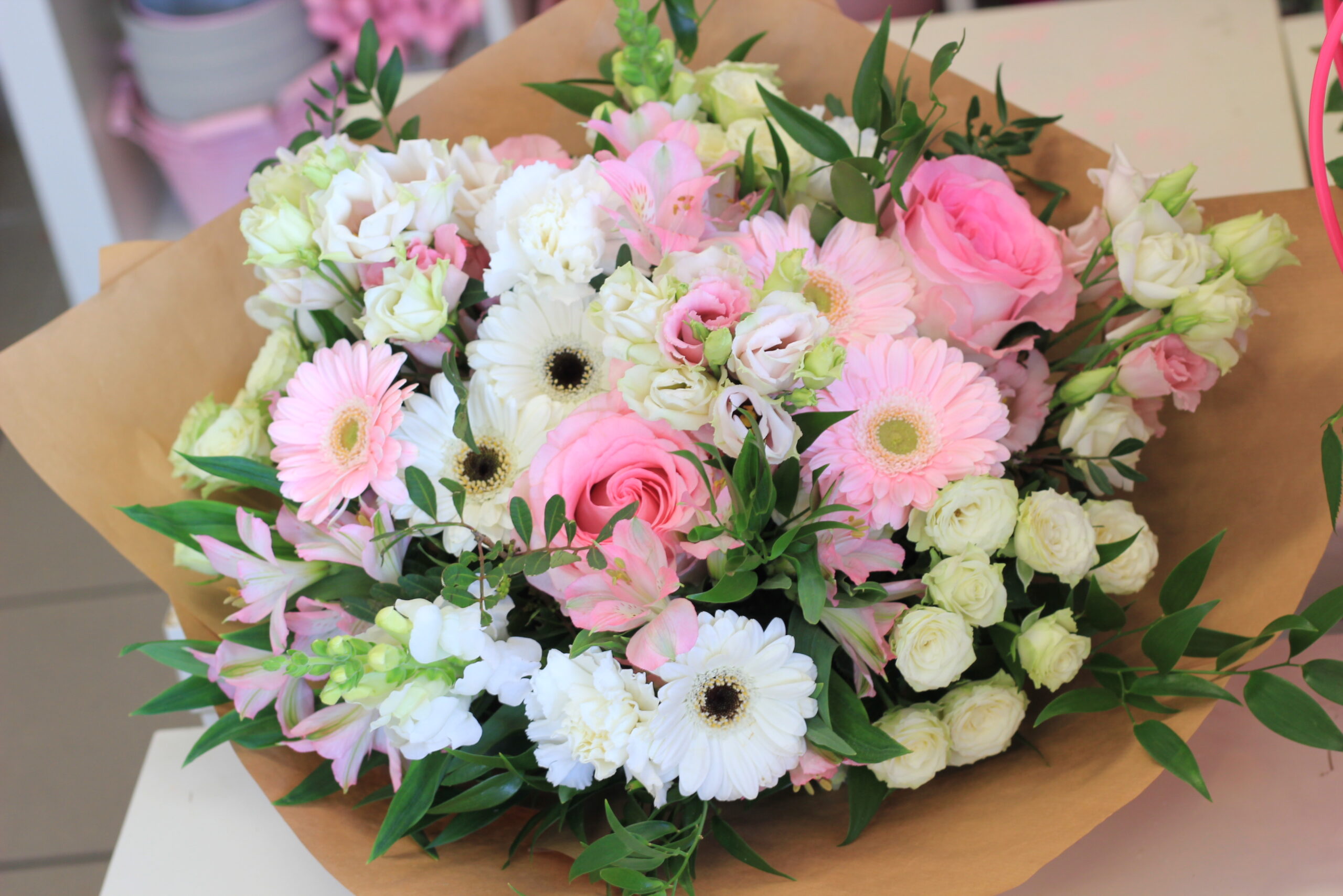 Rózsaszín fehér árnyalatú csokor