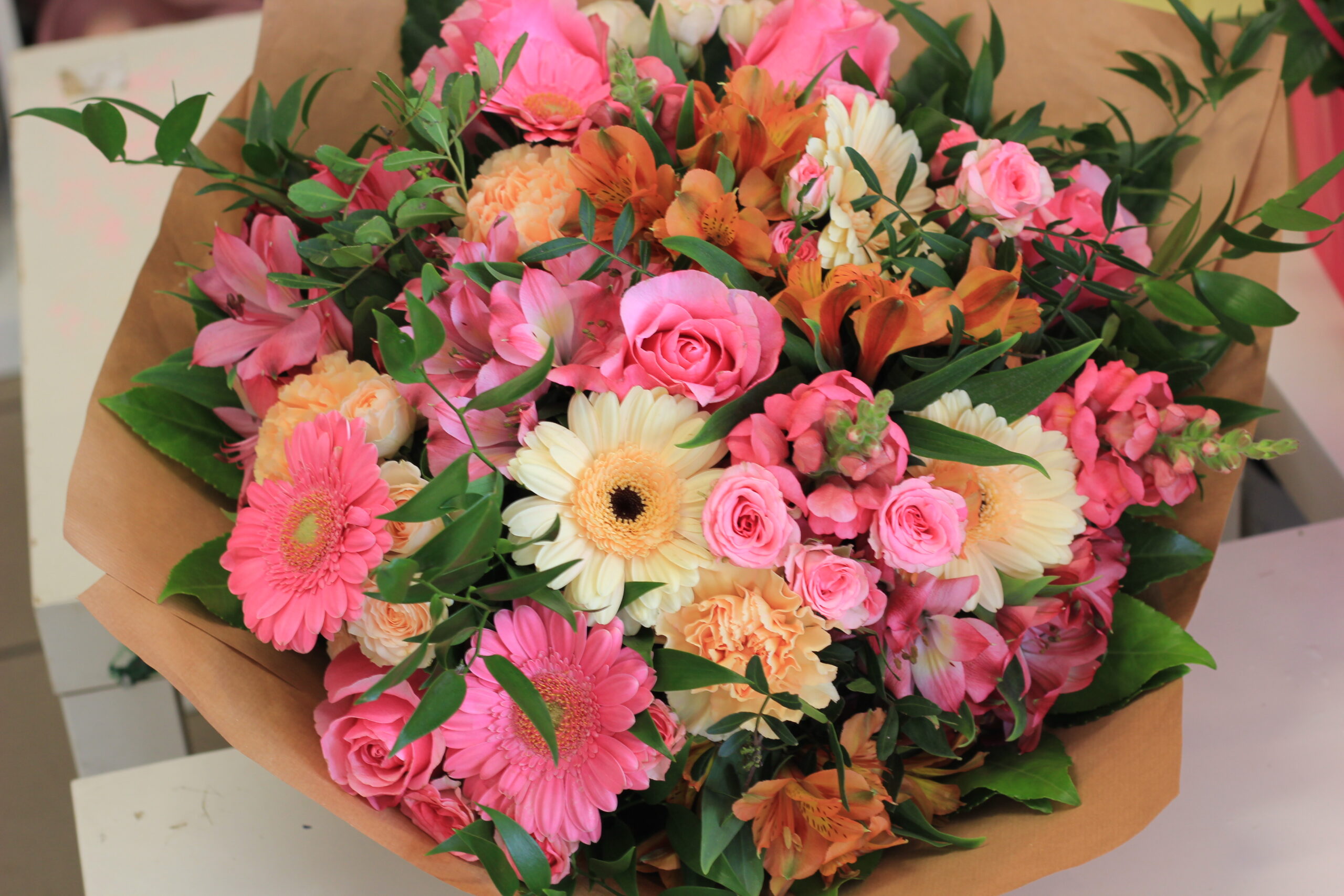 Barack-rózsaszín árnyalatú csokor